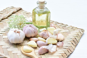 Allium sativum: Fresh whole garlic, with husk, sliced and oil