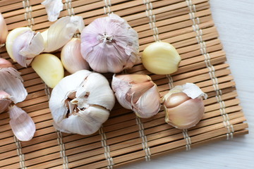 Allium sativum: Fresh, whole and sliced garlic