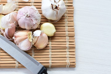 Allium sativum: Fresh, whole and sliced garlic