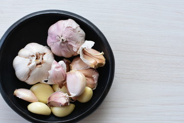 Allium sativum: Fresh, whole and sliced garlic