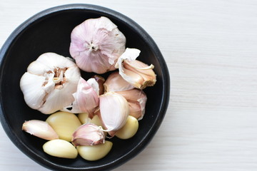 Allium sativum: Fresh, whole and sliced garlic