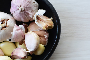 Allium sativum: Fresh, whole and sliced garlic
