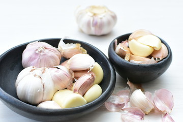Allium sativum: Fresh, whole and sliced garlic