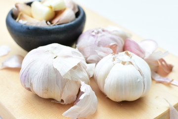 Allium sativum: Fresh, whole and sliced garlic