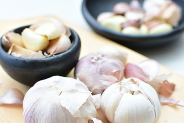 Allium sativum: Fresh, whole and sliced garlic
