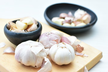 Allium sativum: Fresh, whole and sliced garlic