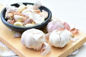 Allium sativum: Fresh, whole and sliced garlic