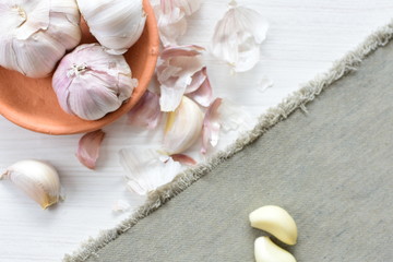 Allium sativum: Fresh, whole and sliced garlic