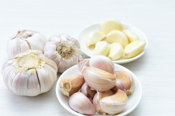 Allium sativum: Fresh, whole and sliced garlic
