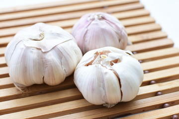 Allium sativum: Fresh, whole and sliced garlic