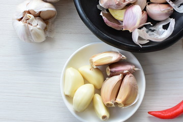 Allium sativum: Fresh, whole and sliced garlic