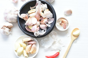 Allium sativum: Fresh, whole and sliced garlic