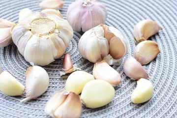 Fototapeta na wymiar Allium sativum: Fresh, whole and sliced garlic