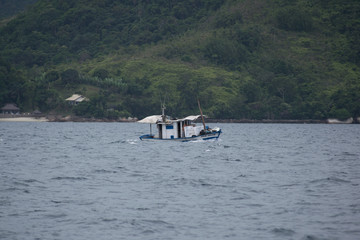 barco en angra dos reis, brasil