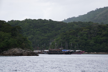 Fototapeta na wymiar Barcos en Angra Dos Reis, Brasil