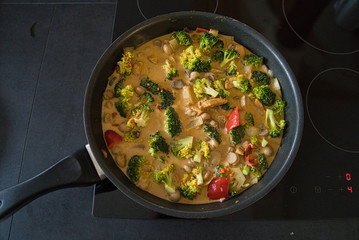 Thai Curry, Gemüsepfanne, Hühnchenpfanne - frisch, gesund und vitaminreich, low carb