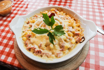 Alplermagronen traditional swiss food Älplermagronen Apfelmus