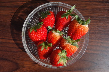 ガラスの器に入った新鮮な苺