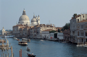 Fototapeta na wymiar Basillica de Santa Maria della Saulte and the Grand Canal, Venice