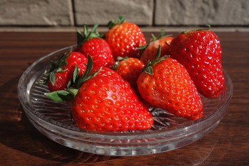 ガラスの器の上の新鮮な苺