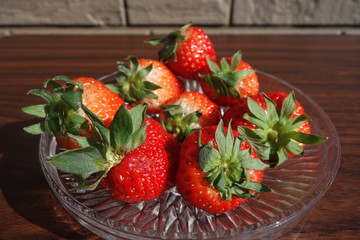 ガラスの器に入った新鮮な苺