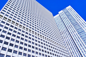 青空と高層ビル