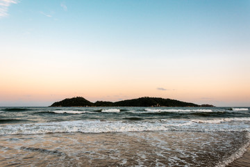 Obraz premium Panoramic view of the Campeche Island at the sunset