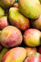 Gran cantidad de la fruta tropical mango, Para usar de fondo.