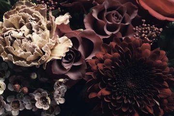 Schöner Blumenstrauß aus verschiedenen Blumen, Nahaufnahme. Blumenkartendesign mit dunklem Vintage-Effekt © New Africa