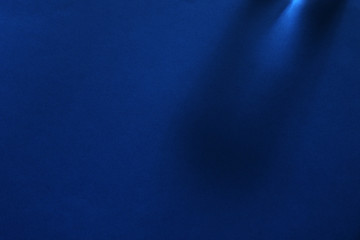 青い紙の上の光と影