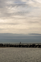 Fototapeta na wymiar Bord de mer sous un ciel nuageux en hiver