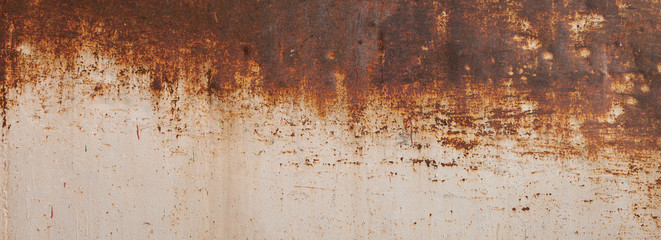 Abblätternde Farbe an der Rostwand. Leer für Design, Muster, Cover, Overlay-Textur, Hintergrund und andere, Oberfläche aus altem Stahlhintergrund. © Ammak