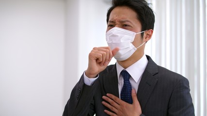 咳込むビジネスマン