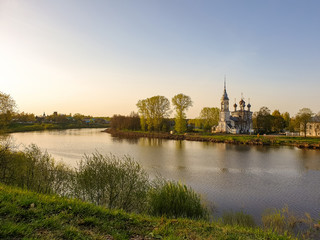 Obraz premium Vologda. Beautiful spring day on the river Bank. Church Of The Meeting Of The Lord. 18th century.