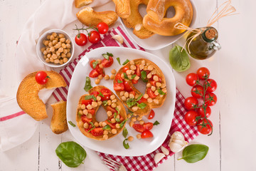 Friselle with tomatoes and chickpeas.