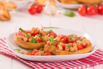 Friselle with tomatoes and chickpeas.