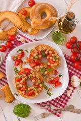 Friselle with tomatoes and chickpeas.