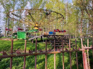 Vologda. Spring. Old abandoned rides in Veterans Park. Ferris wheel