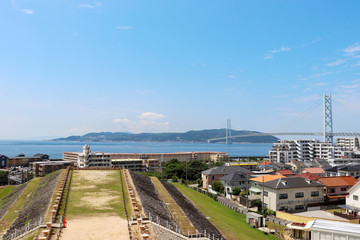 神戸から眺める明石海峡大橋と淡路島