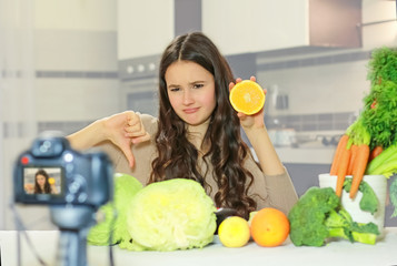 Obraz premium Teenage blogger explains to her followers how to eat healthy. Concept of communication among young people on the importance of healthy eating habits, vitamins and calories.