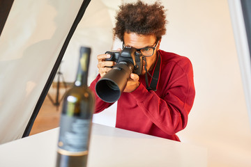 Professioneller Fotograf fotografiert eine Flasche