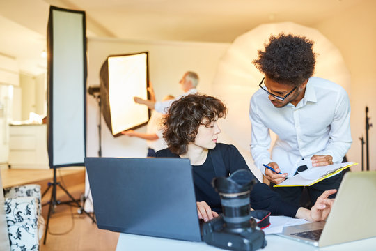 Fotografin und Fotoassistent mit Klemmbrett