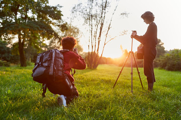Fotografen Team bei Sonnenaufgang in der Natur - obrazy, fototapety, plakaty
