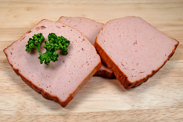 Leberkäse in Scheiben geschnitten