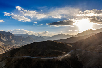 Fototapeta na wymiar Landscape view of mountain roads on leh kargil highway, ladakh, india
