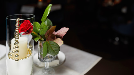 Obraz na płótnie Canvas flower fold on tables and a glass with candles, table decor