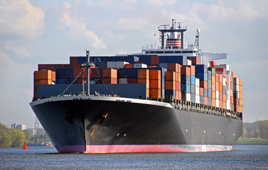 Containerschiff mit 13 tsd. Teu im Hamburger Hafen