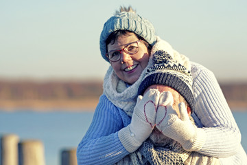 Fototapeta na wymiar Senioren verliebt am See
