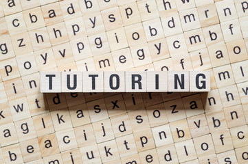 Obraz premium Tutoring Word Written In Wooden Cube