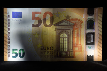 banconote euro con luci suggestive